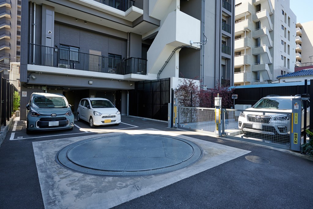 【駐車場】移動がしやすい平面式の駐車場が設けられています。最新の空き状況や使用料はお問い合わせください。