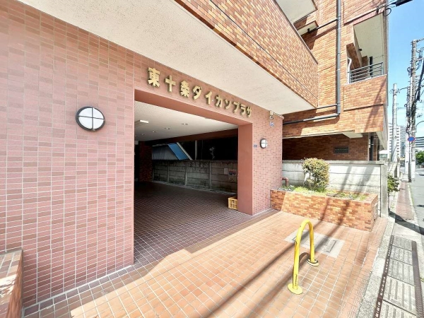 お掃除が行き届いていて、明るく清潔感があるエントランス