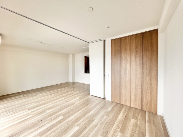 リビングと隣接した洋室です