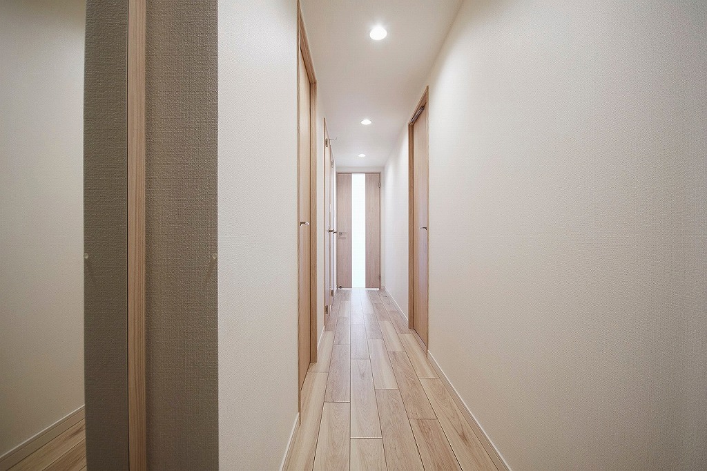 【廊下】洋室2部屋へは廊下から出入りでき、プライベートな時間を確保しやすい間取り設計。LDKを含む各居室の入口に扉があり、玄関から室内が丸見えになりにくいです。