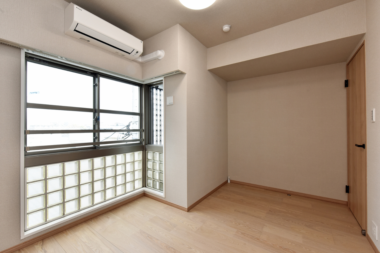 【洋室(約5.9帖)】3部屋の洋室は、ライフスタイルにあわせて使い分けが可能な振り分けタイプ。窓からやわらかな陽光が差し込みます。