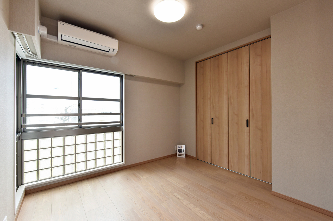 【洋室(約5.4帖)】自然光が心地よく差し込み、穏やかな雰囲気が漂う洋室。全居室に空間を有効活用できる収納スペースを備えています。