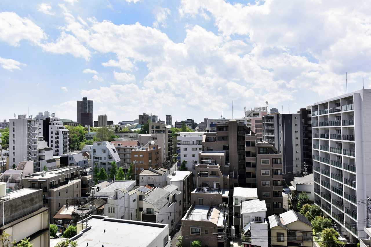【眺望】地上4階部分、南西向きバルコニーからの眺望です。視界を遮るような高い建物がなく、開放感のある景色を望めます。※眺望は将来に渡って保証するものではありません。