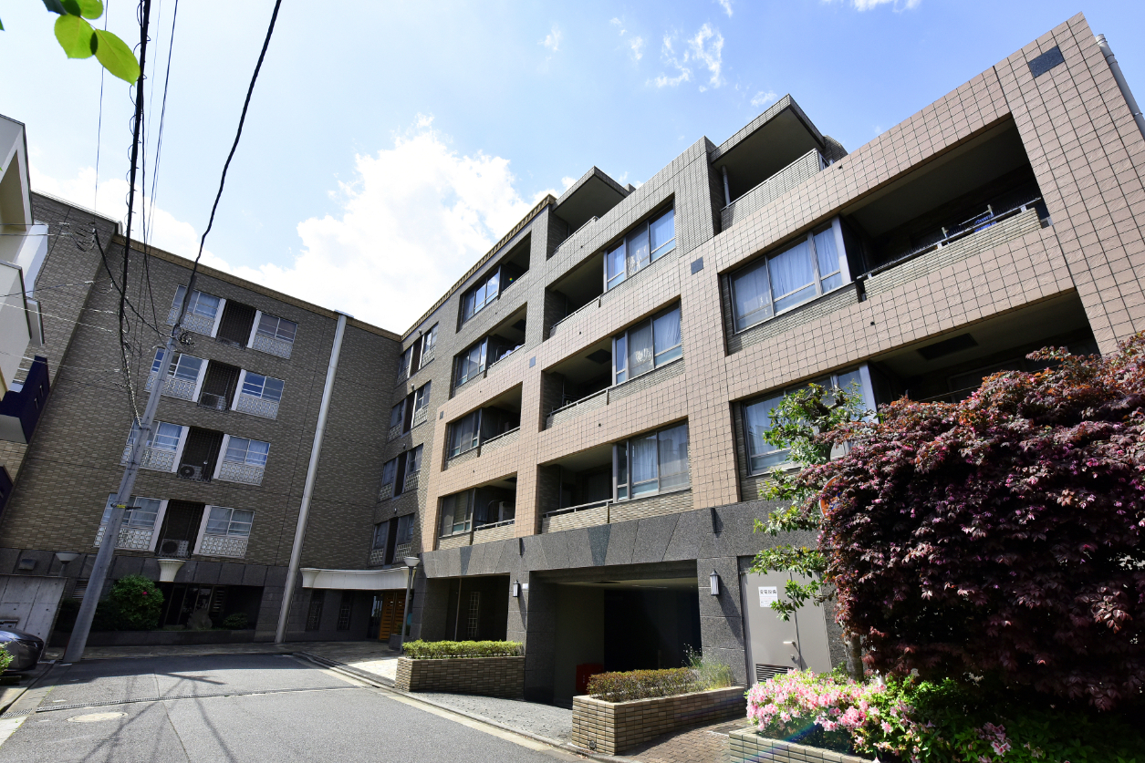 【外観写真】地上5階建て4階部分、南西向き「3LDK」角住戸です。都営地下鉄三田線「千石」駅まで徒歩10分、東京メトロ丸の内線「茗荷谷」駅まで徒歩14分など、2路線が利用可能です。