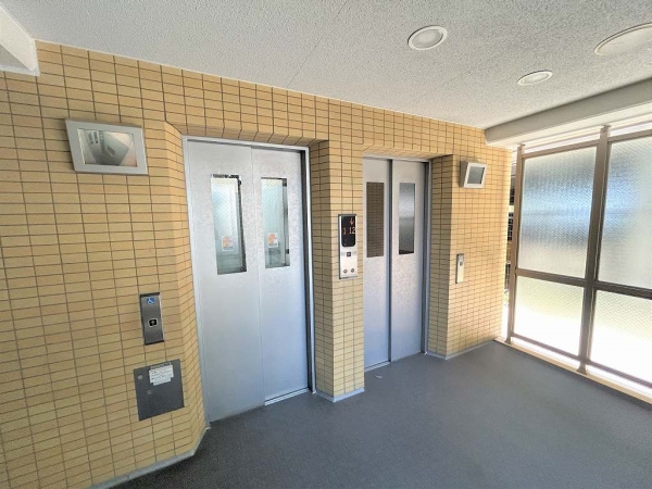 モニター付きで安心のエレベーター
