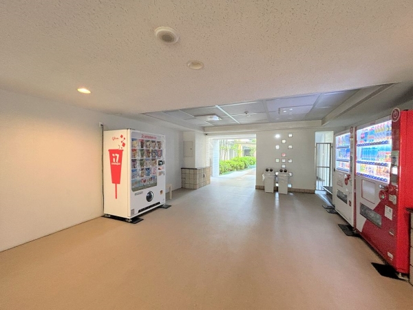 敷地内には自販機も設置