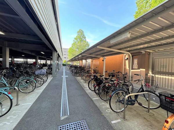 屋根付きのサイクルポート
