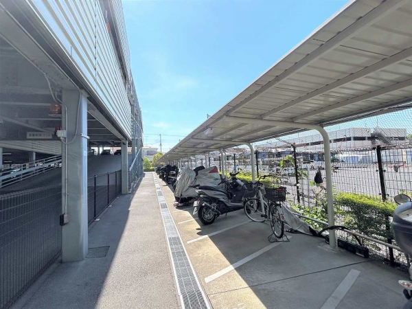 屋根付きのバイク置場