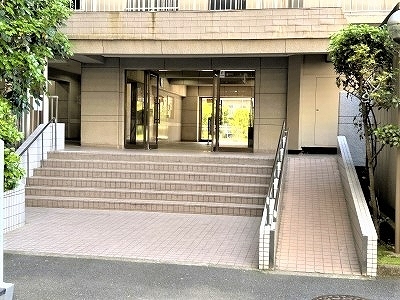 スロープ付きのエントランス