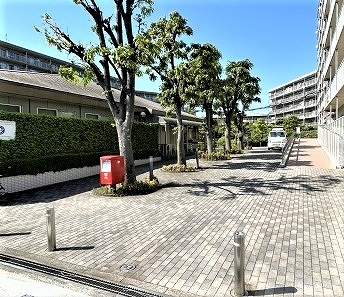 敷地内にポストがあり入りやすいアプローチ