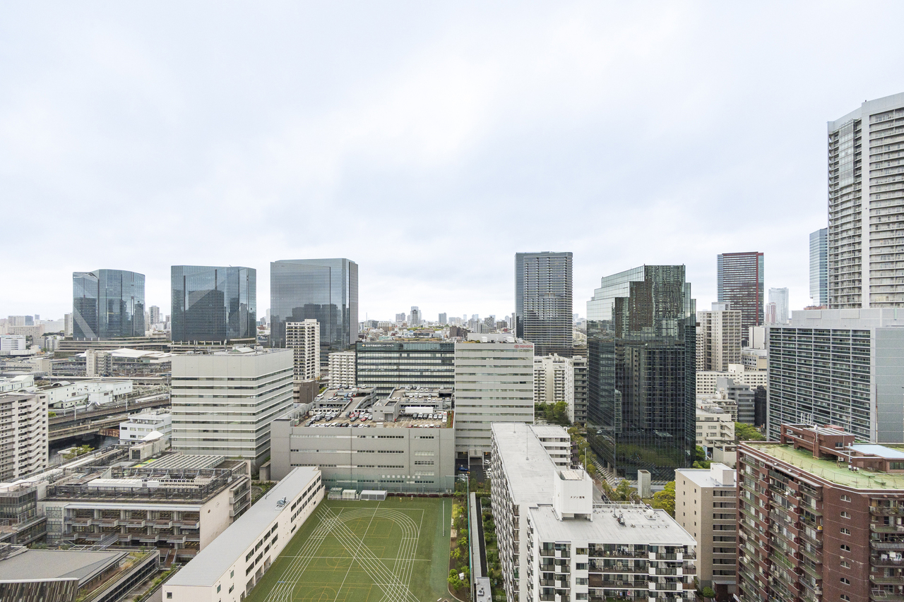 【眺望】高層階ならではの景色が広がっています。都会と青空の雄大さを同時に感じることができる眺望です。※眺望は将来に渡って保証するものではありません。