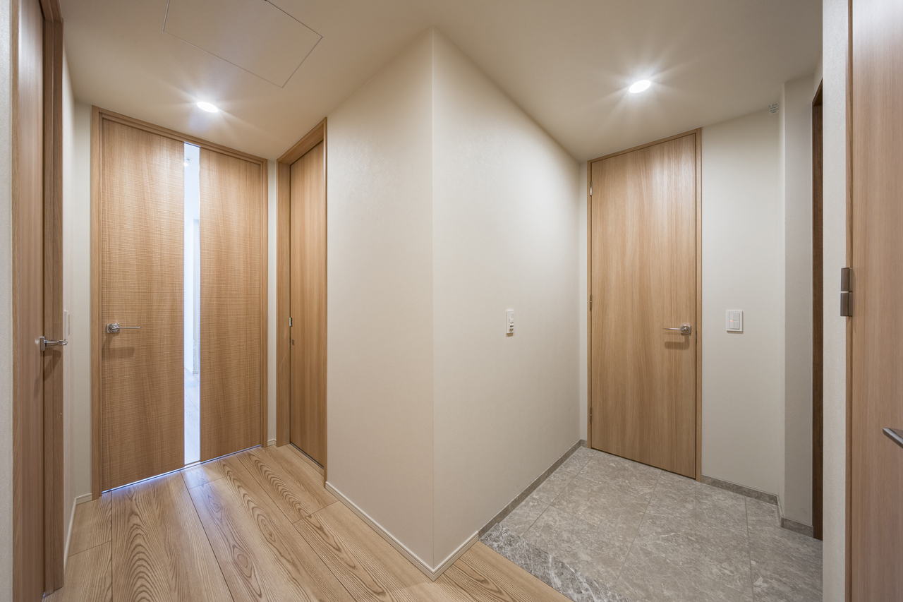 【廊下】玄関からLDKへ繋がる廊下です。洋室約6.2帖と洋室約7.1帖は廊下からアクセスでき、独立性があるため、ご家族のプライバシーにも配慮できます。