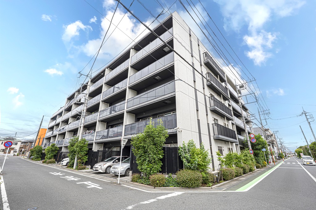 【現地外観写真】地上5階建マンション、2階部分の3方角住戸です。東武鉄道東上線「ふじみ野」駅まで徒歩13分。通勤・通学・お出かけに便利な立地です。