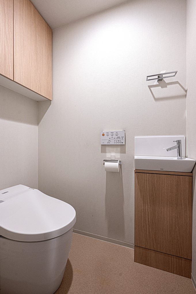 【トイレ】年間を通じて快適にご使用いただける、温水洗浄便座付きのトイレです。独立型の手洗い器が設置されているため、使用後すぐに手を洗うことができます。