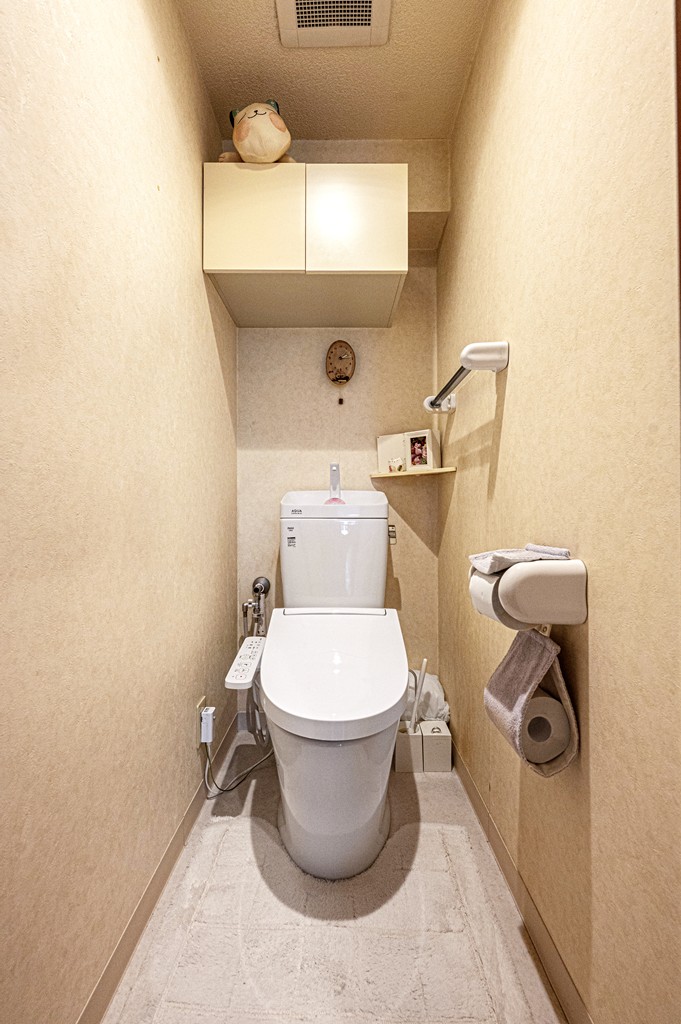【トイレ】年間を通して快適に使用できる温水洗浄便座付き。手洗い器一体型なので、使用後すぐに手洗いが可能。衛生的にお使いいただけます。