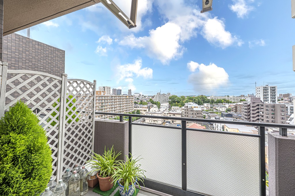 【バルコニー】現状、目の前に大きな建物はなく、開放的な景色をお楽しみいただける住まいです。※眺望は将来にわたって保証するものではありません。