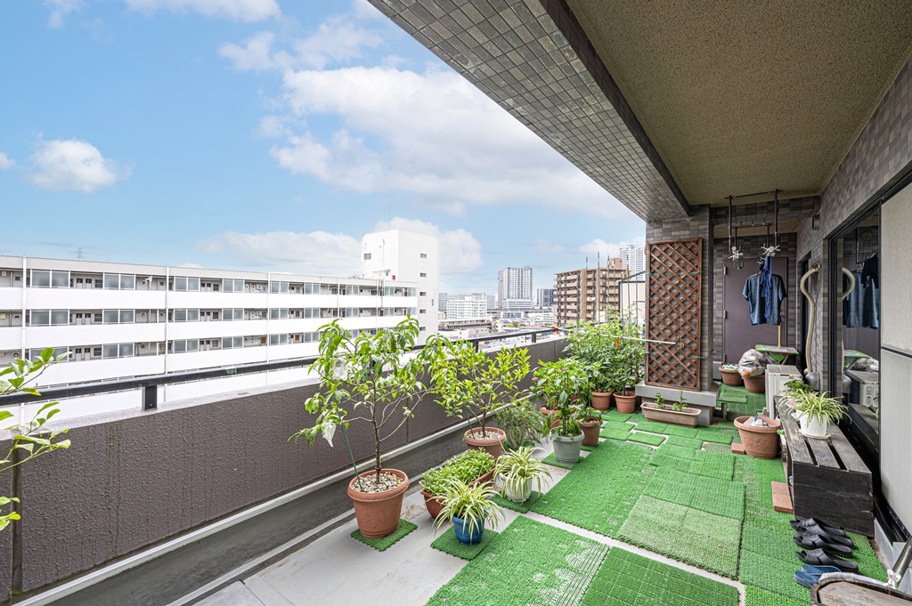 【バルコニー】ゆったりとしたサイズが魅力的。物干しスペースとしてはもちろん、リラックス空間としても活用可能。※眺望は将来にわたって保証するものではありません。