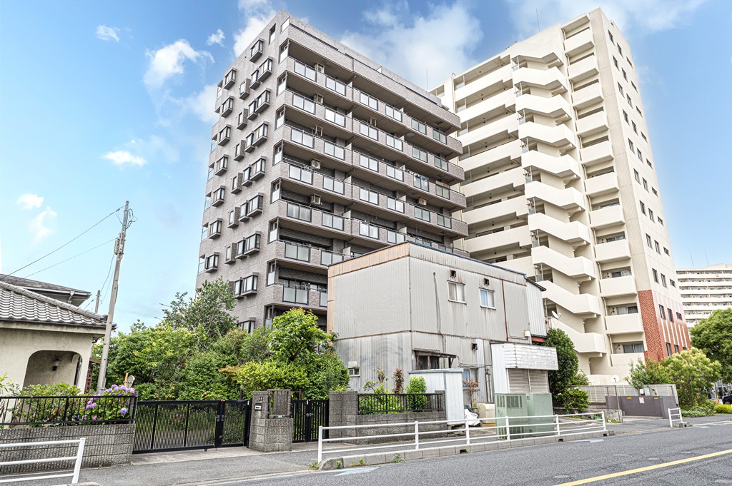 【現地外観】地上10階建最上階のお部屋。上階からの騒音の心配がなく快適。日当たり、採光にも恵まれた心地よい空間でお過ごしいただけます。