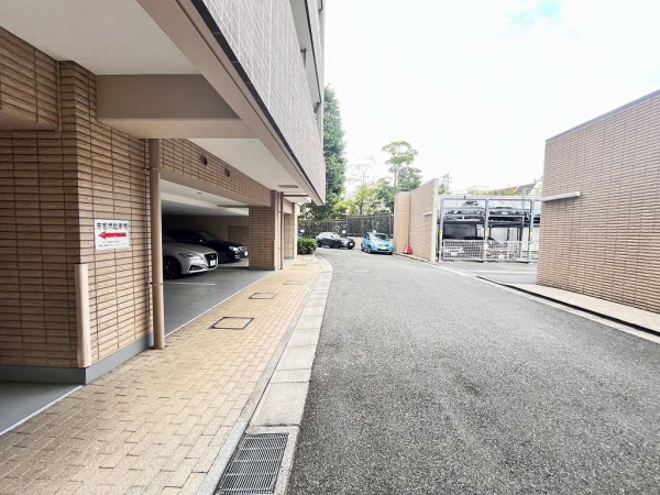 屋内の平置き駐車場です。