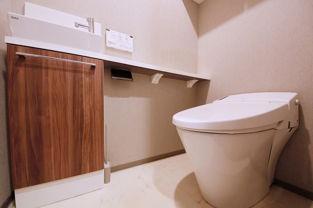 【トイレ】スタイリッシュなデザインのトイレです。年間を通して快適に使用できる、温水洗浄便座が採用されています。