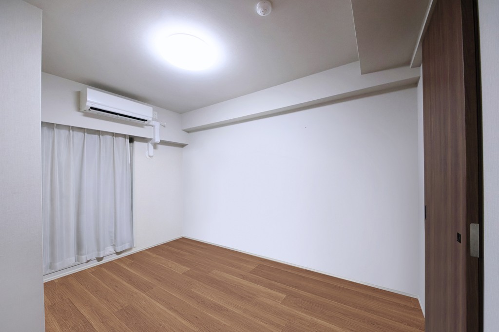 【洋室(約6.0帖)】主寝室や子ども部屋、趣味の部屋など、多彩な活用ができる洋室です。エアコンが設置されており、暑い夏は、涼しいお部屋で、快適にお過ごしいただけます。