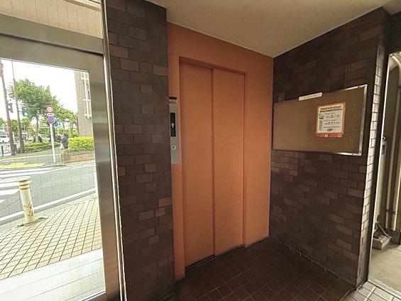 エレベーター付きのマンションです