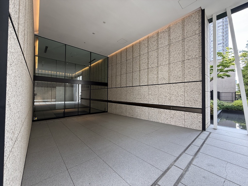 【エントランス】エントランスの外には屋根があるので、雨の日も慌てずに傘をさすことができます。大切なペットと暮らせるマンションです(細則有り)。