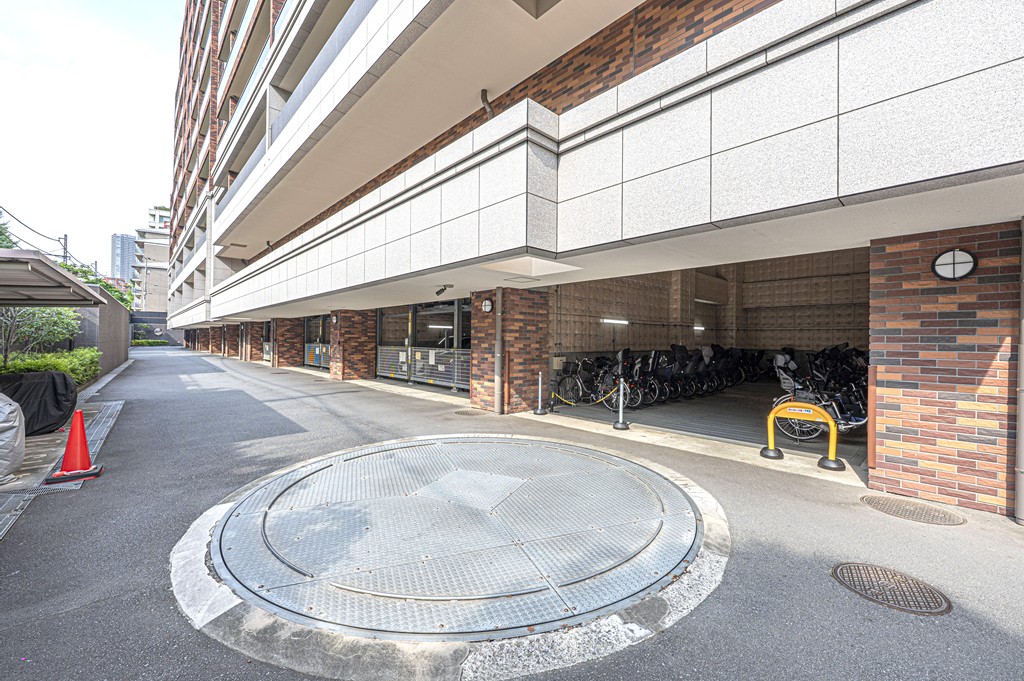 【駐車場】マンション敷地内の駐車場です。共用部は整然としており、管理の良さが窺えます。駐輪場やバイク置き場もございます。使用料や空き状況はご確認ください。