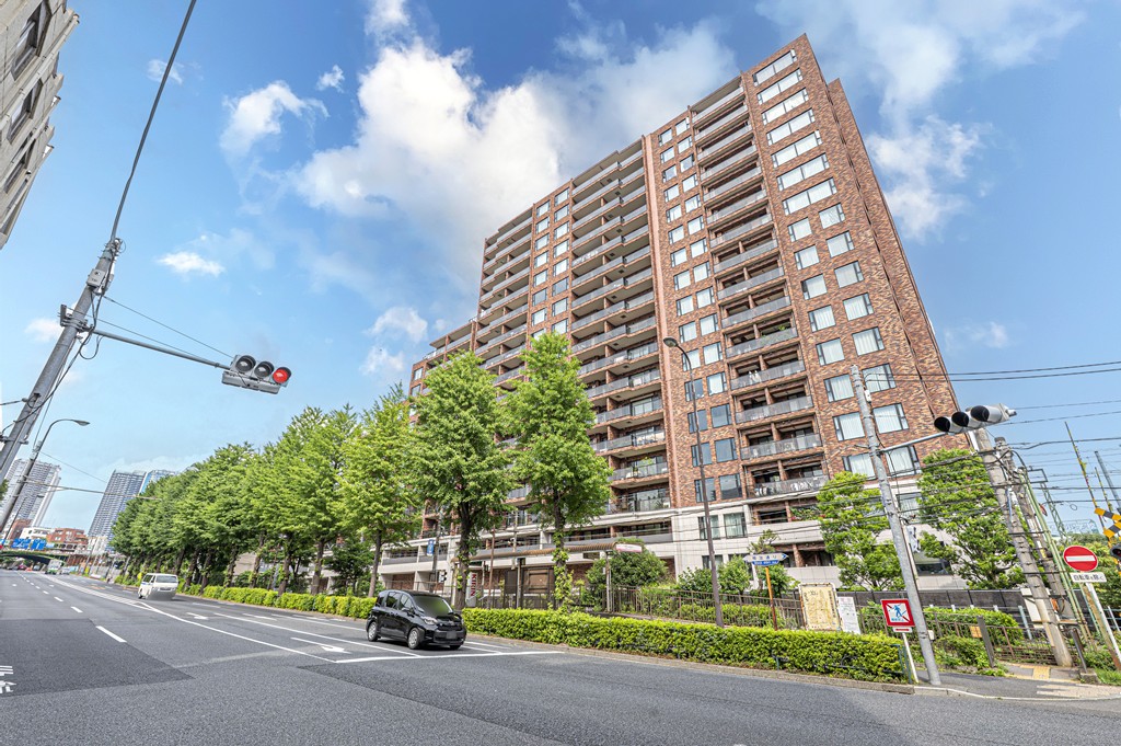 【現地外観写真】地下1階地上18階建・総戸数293戸、住友不動産(株)旧分譲マンション。コンビニ・スーパーが徒歩5分圏内に位置し、買い物便利なロケーションです。