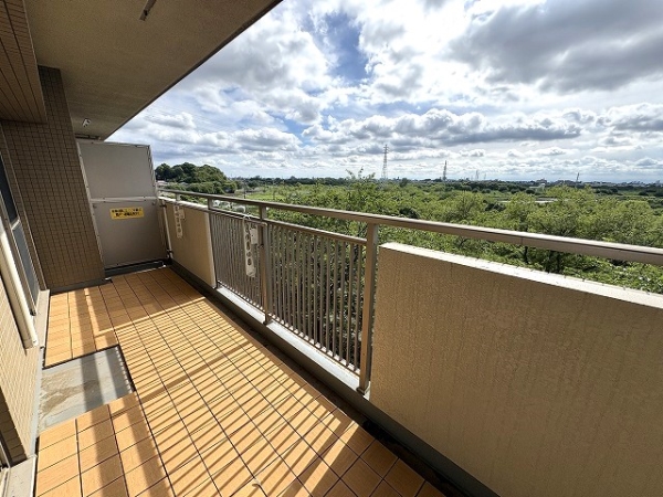 前面には建物がなく、開放的な空間となっております。