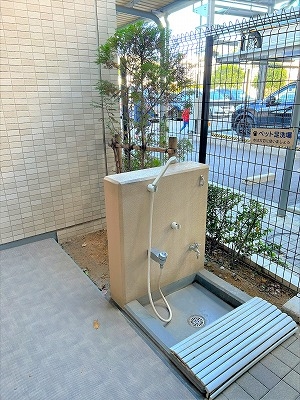 ペット足洗い場でお散歩帰りに綺麗に出来ます