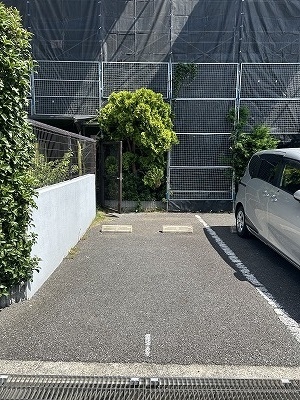 平置きの専用駐車場です　月額15000円