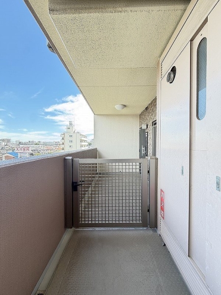 角部屋ならではの玄関前ポーチ