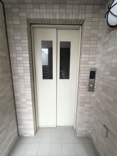 各階停止のエレベーター