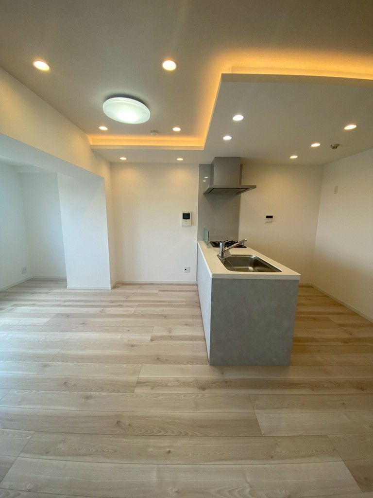 【LDK/約12.3帖】隣接する約6.1帖の洋室の引き戸を開けて、一体化した空間として使うことができます。来客の際は引き戸を閉めてプライバシーを守ることができます。