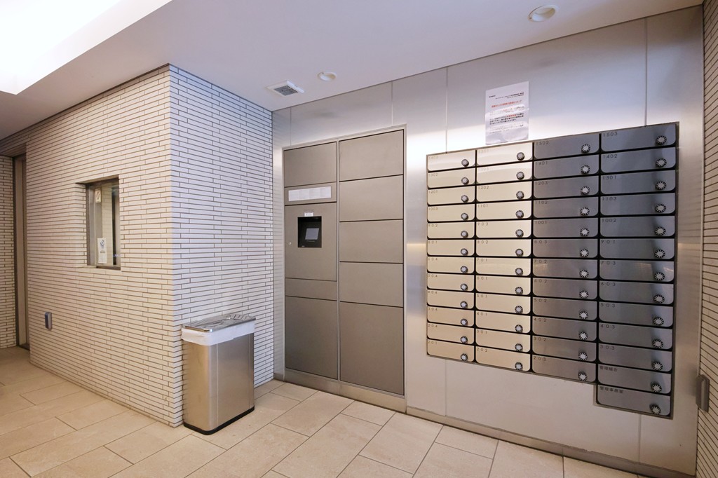 【その他共用部】宅配ボックスが設置されており、不在時でも荷物の受け取りが可能。気軽にインターネットショッピングを楽しめそうです。