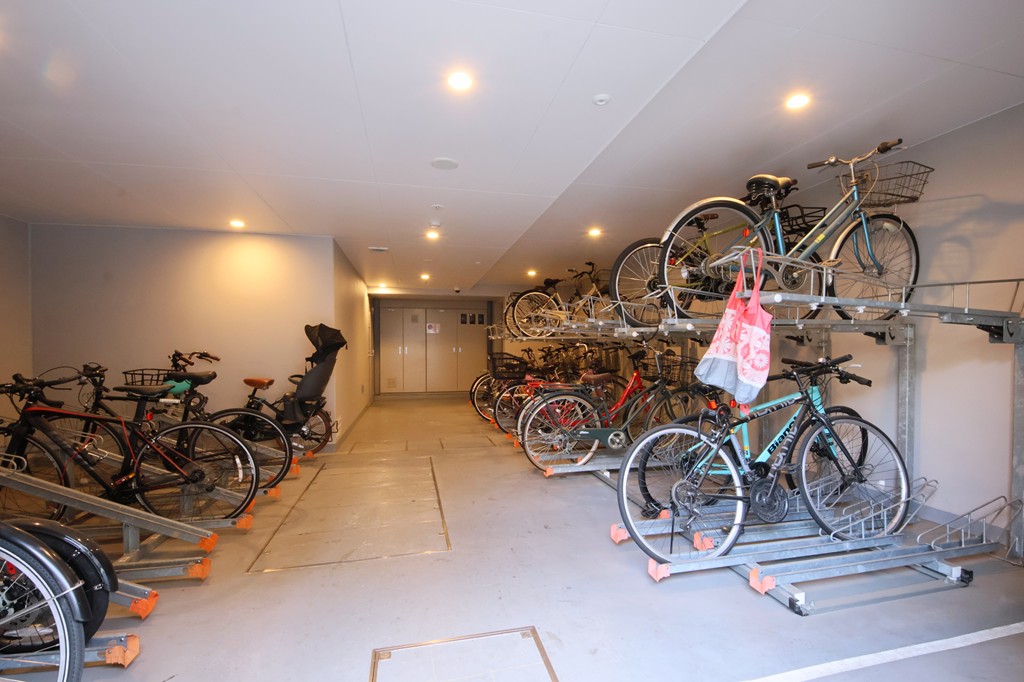 【駐輪場】敷地内にサイクルポートが設置されています。屋根付きのため、雨の日の載せ下ろしもスムーズに行えます。