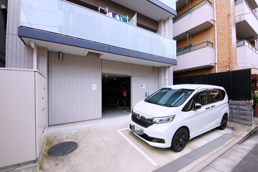 【駐車場】敷地内に設けられた駐車場。空き状況など、詳細についてはお気軽にお問い合わせください。
