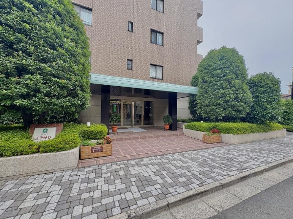 植栽が出迎えるエントランス