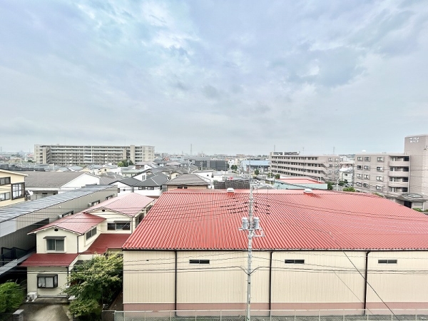 南東側バルコニーからの眺望です。周辺に大きな建物もありません。