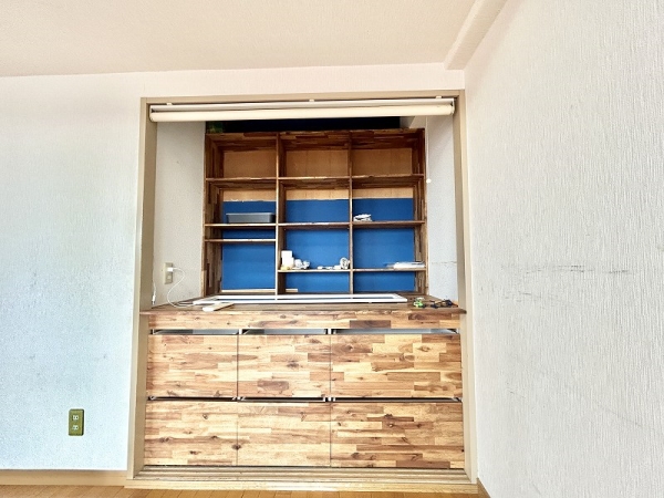 DIYで作った、引き出しや棚のある使いやすい物入れです。