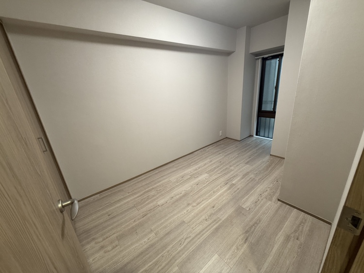 【洋室/約4.7帖】子供部屋やテレワークの作業部屋としておすすめのお部屋です。収納が備わっており、収納家具の配置を最低限に抑えられます。