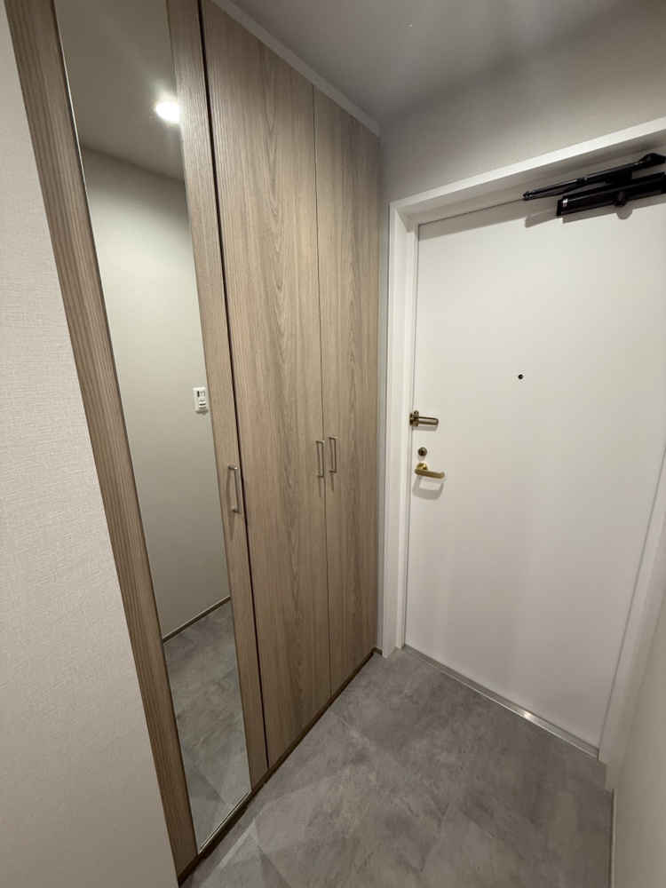【玄関】高さのあるシューズボックスが備わっており、たっぷりと収納できます。お出かけの際に必要なものもすぐ取り出すことができ便利です。