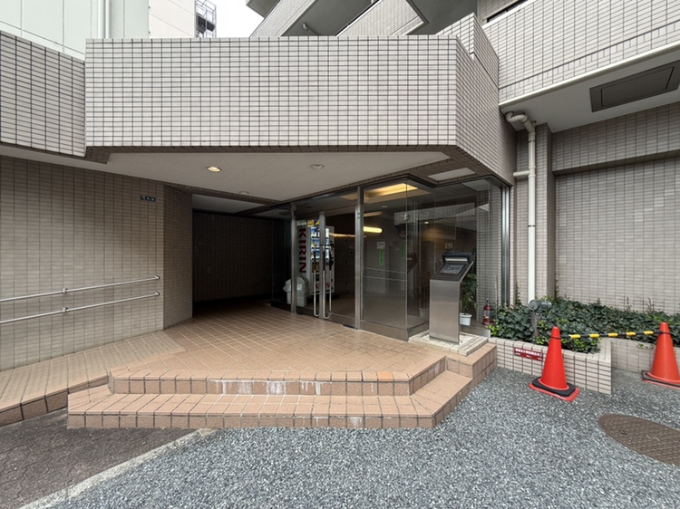 【エントランス】エントランス入口には屋根がありますので、雨の日も慌てずに傘をさすことができます。オートロック付きで、セキュリティ面にも配慮されたマンションです。