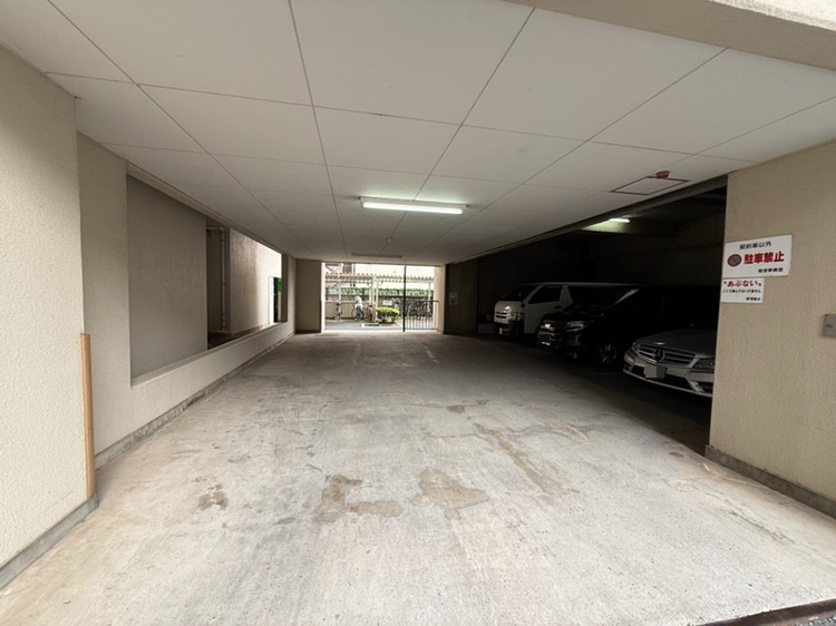 【駐車場】敷地内にあるので、通勤やお出かけの際も移動が楽にできます。駐車場の空き状況や利用料金は変動があります。お気軽にお問い合わせください。