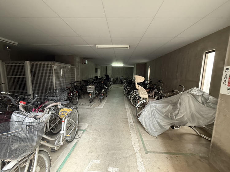 【駐輪場】雨風から自転車を守ることができる、屋根付きの駐輪場が備わっています。お天気の悪い日もスムーズに乗り降りできます。