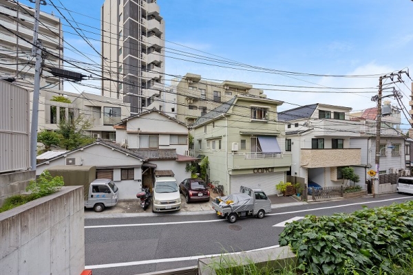 前面道路部分が地下1階部分にあたる為、陽当たり良好です