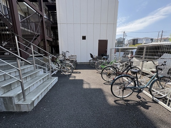 屋根なしの駐輪場