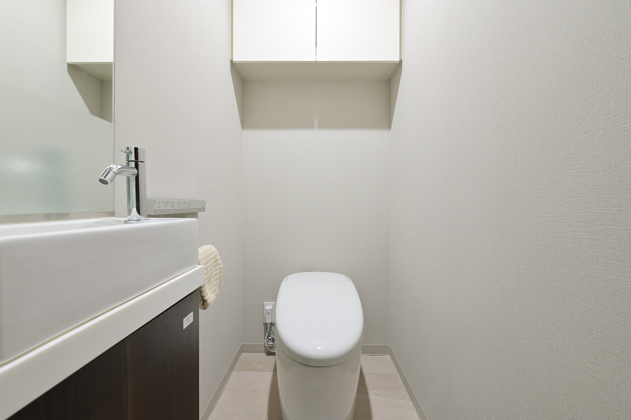 【トイレ】トイレ内に手洗い器を設置しているので、使用後すぐに手が洗えて衛生的です。