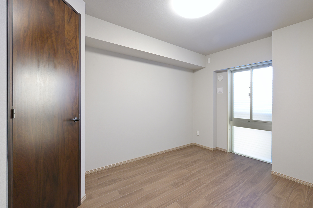 【約6帖洋室】主寝室や仕事部屋など、多用途に活用できます。WICが付いているので、お部屋をすっきり保てそうです。